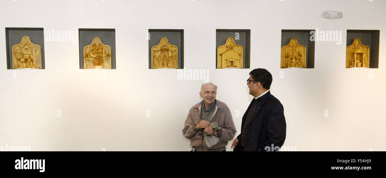 Usa. 26Th Oct, 2015. Vivant -- père Jerry Plotkowski, à gauche, et le très révérend Oscar Coelho visite en avant du sculpteur Juan Sandoval, série de sculptures sur bois des Apôtres dans le nouveau sanctuaire du Santuario de San Martin de Porres le Lundi, Octobre 26, 2015. © Greg Sorber/Albuquerque Journal/ZUMA/Alamy Fil Live News Banque D'Images