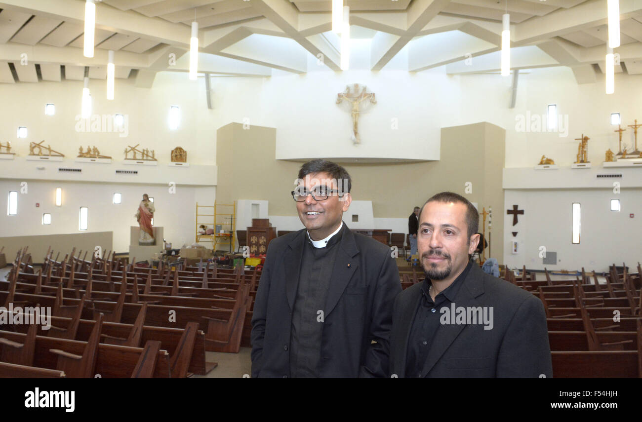 Usa. 26Th Oct, 2015. Vivant -- Le Très Révérend Oscar Coelho, à gauche, et l'architecte Jose Zelaya dans le nouveau sanctuaire du Santuario de San Martin de Porres le Lundi, Octobre 26, 2015. © Greg Sorber/Albuquerque Journal/ZUMA/Alamy Fil Live News Banque D'Images