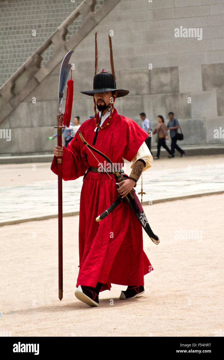 SEOUL, Corée - 17 MAI 2015 : les gardes en costume traditionnel guard le portail de Gyeongbokgung Palace un monument touristique, dans Banque D'Images