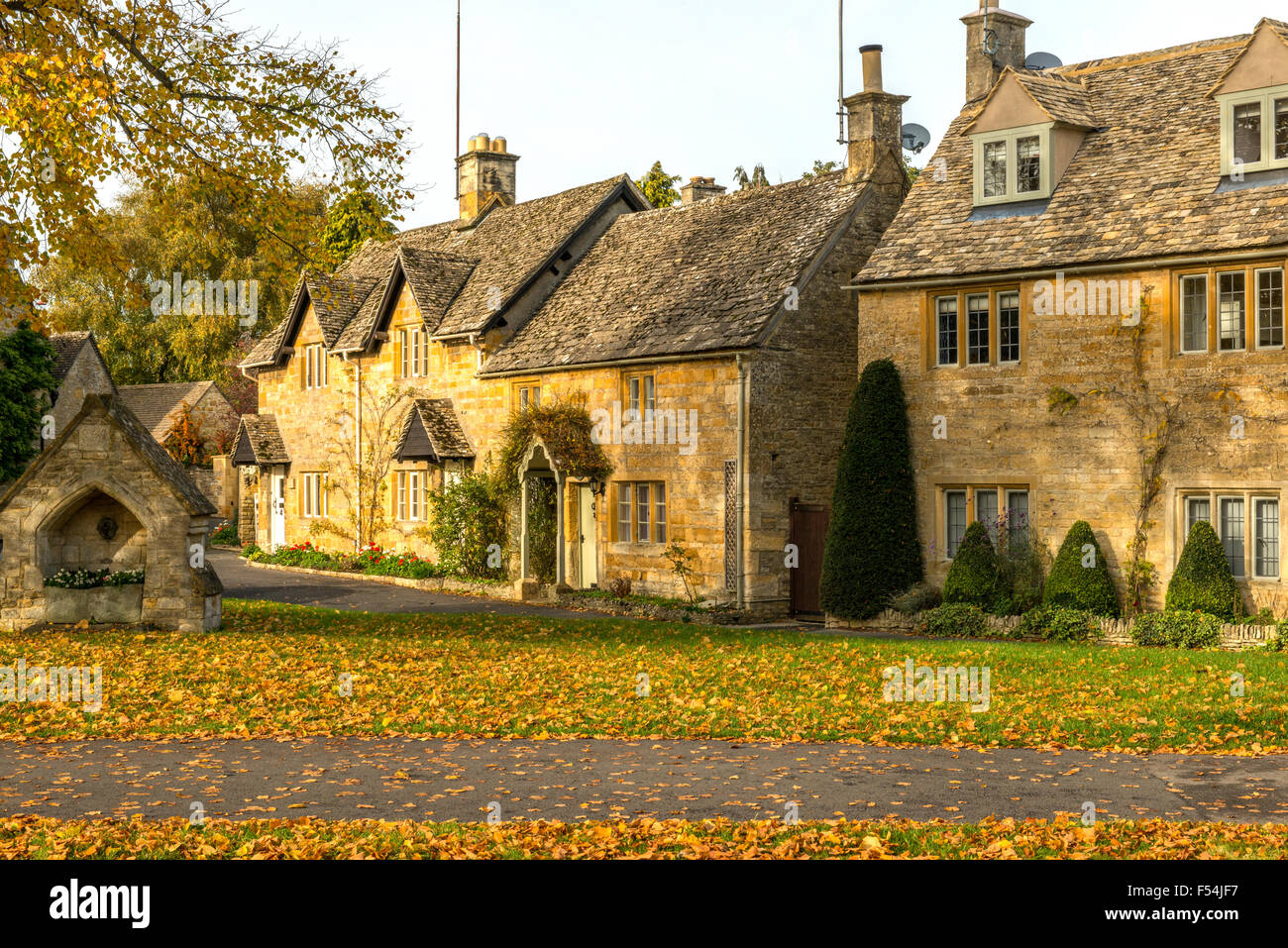 Cotswold Stone Cottages at Lower Slaughter dans le Gloucestershire en automne Banque D'Images