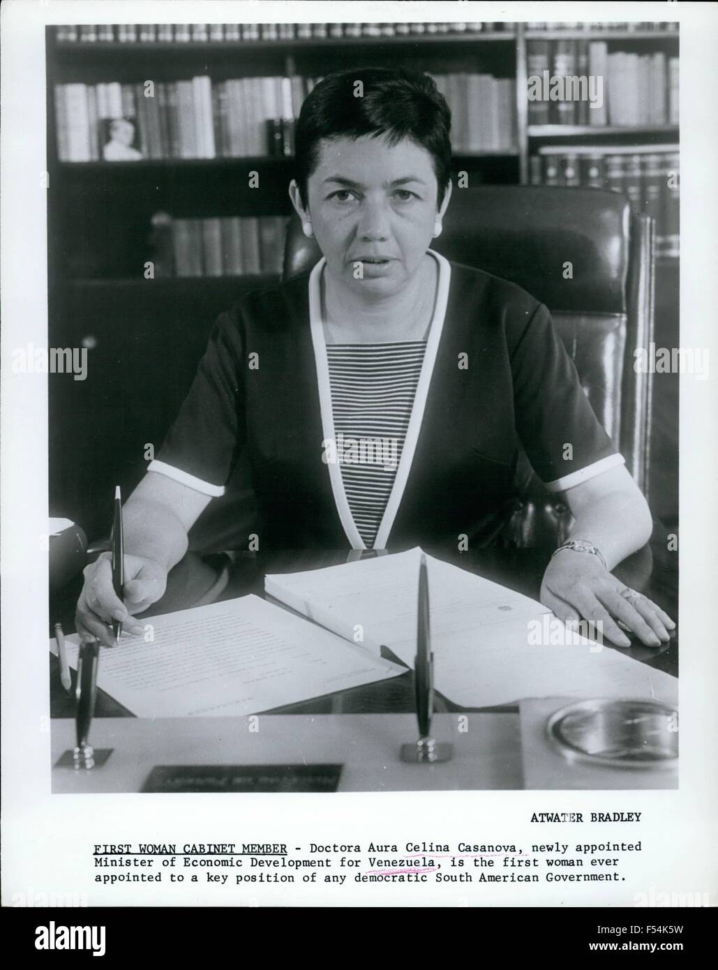 1972 - Première femme membre du Cabinet : Doctora Aura Celina Casanova, récemment nommé ministre du Développement économique pour le Venezuela, est la première femme nommée au poste clé de tout gouvernement d'Amérique du Sud démocratique. © Keystone Photos USA/ZUMAPRESS.com/Alamy Live News Banque D'Images