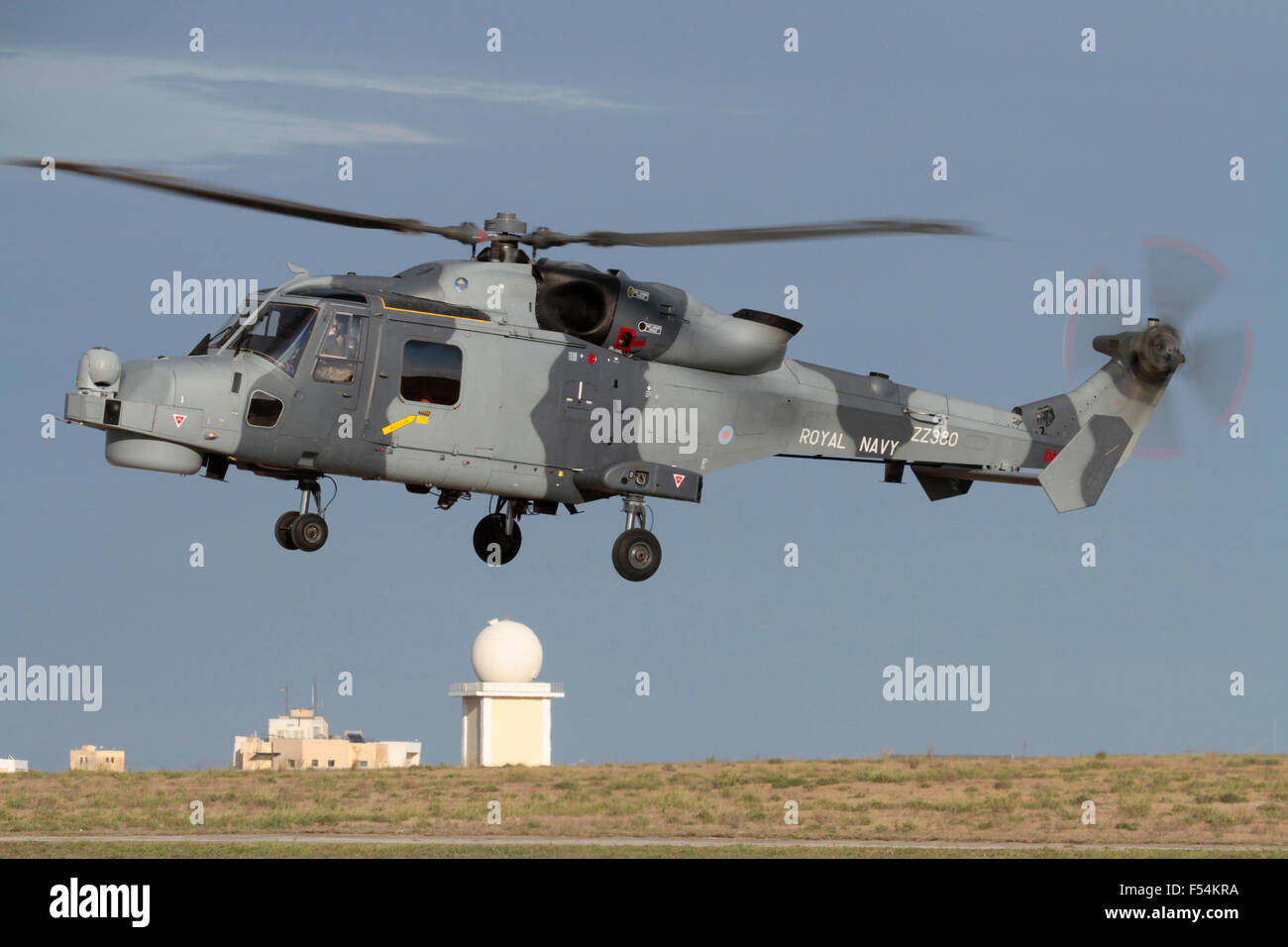 AgustaWestland AW159 Wildcat HMA2 hélicoptère militaire de la Marine royale britannique planant dans l'air Banque D'Images