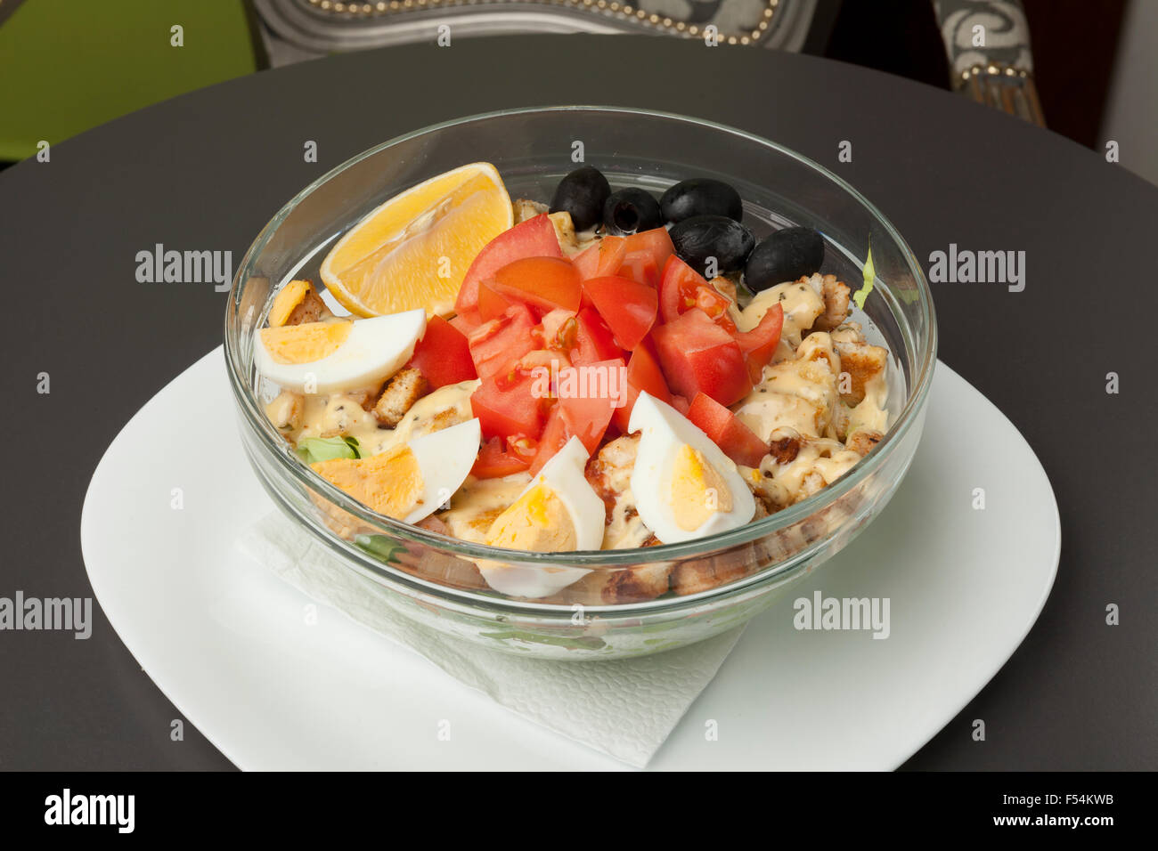 Salade césar dans un bol en verre Banque D'Images