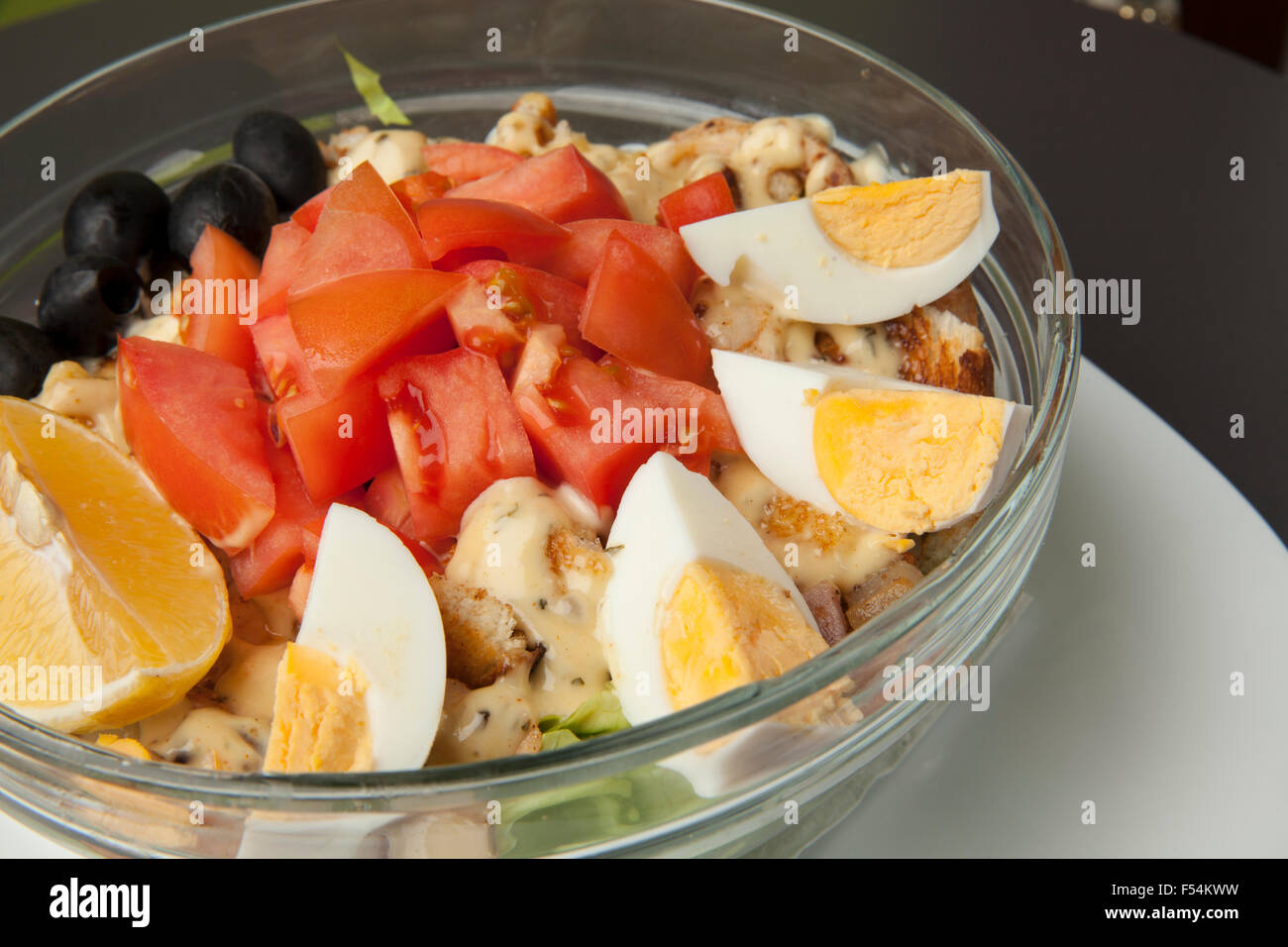 Salade césar dans un bol en verre Banque D'Images Salade césar dans un bol en verre Banque D'Images