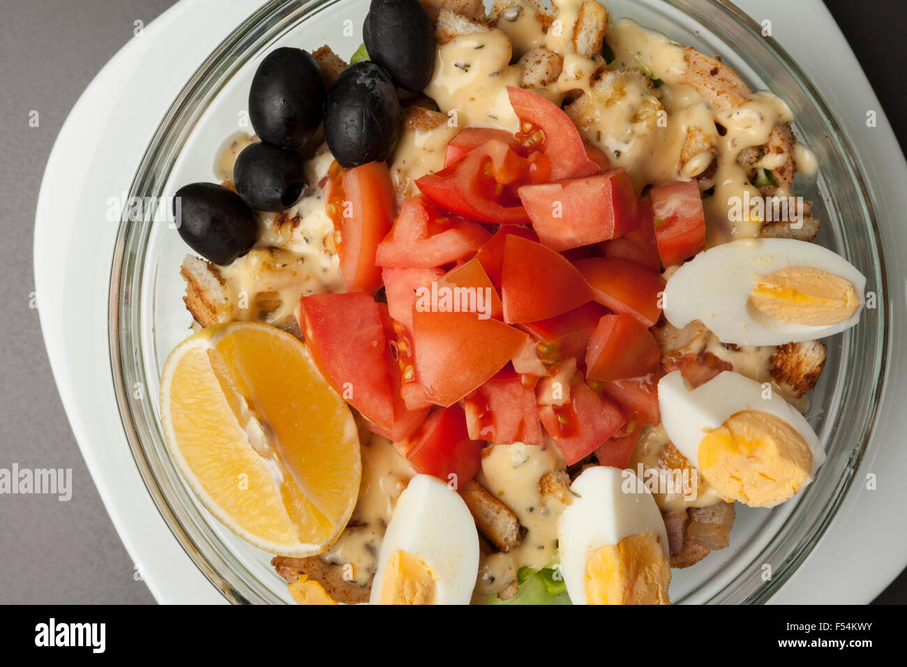 Salade césar dans un bol en verre Banque D'Images Salade césar dans un bol en verre Banque D'Images