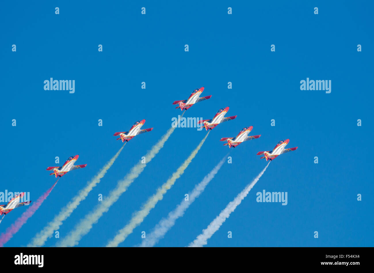 SAN JAVIER, Espagne, 18 octobre 2015 : l'escadron acrobatique de l'armée espagnole Patrulla Aguila effectuer sur leur 30e anniversaire ce Banque D'Images