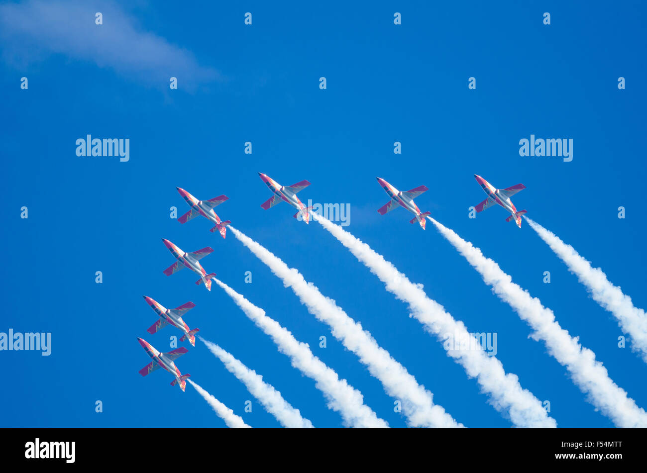 SAN JAVIER, Espagne, 18 octobre 2015 : l'escadron acrobatique de l'armée espagnole Patrulla Aguila effectuer sur leur 30e anniversaire ce Banque D'Images
