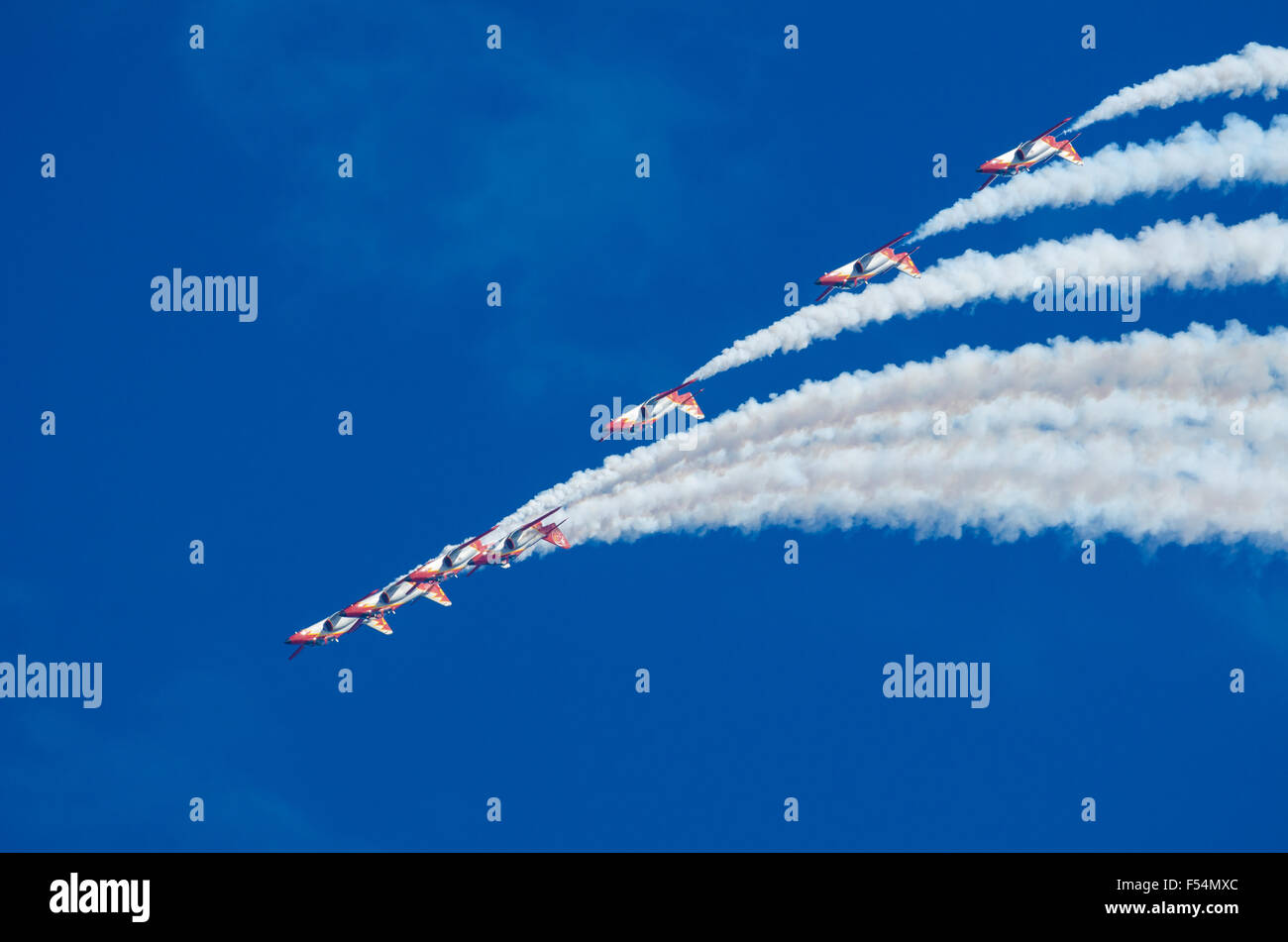 SAN JAVIER, Espagne, 18 octobre 2015 : l'escadron acrobatique de l'armée espagnole Patrulla Aguila effectuer sur leur 30e anniversaire ce Banque D'Images