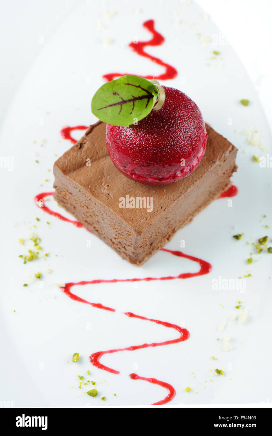 Chocolat Gourmet dessert crème glacée de la souris avec un sorbet cerise noire. Banque D'Images
