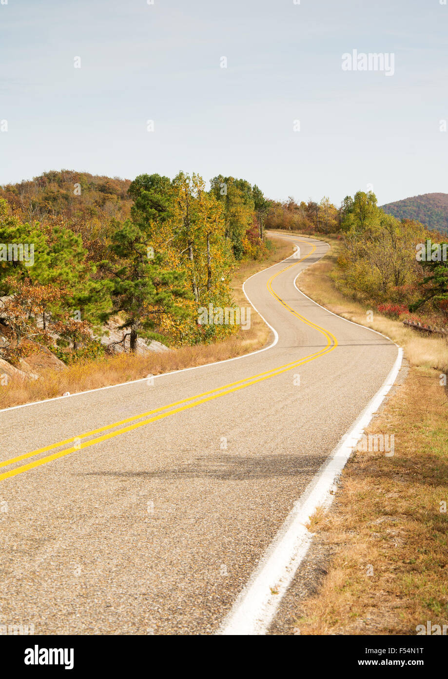 Talimena Scenic Byway enroulement sur la crête de la montagne, avec des arbres en couleurs d'automne Banque D'Images