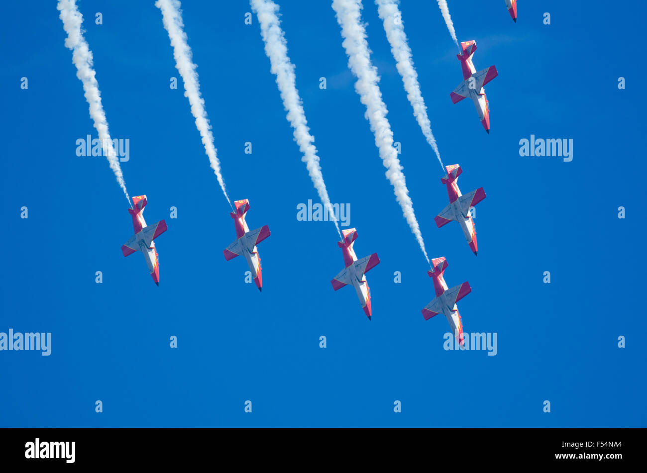 SAN JAVIER, Espagne, 18 octobre 2015 : l'escadron acrobatique de l'armée espagnole Patrulla Aguila effectuer sur leur 30e anniversaire ce Banque D'Images