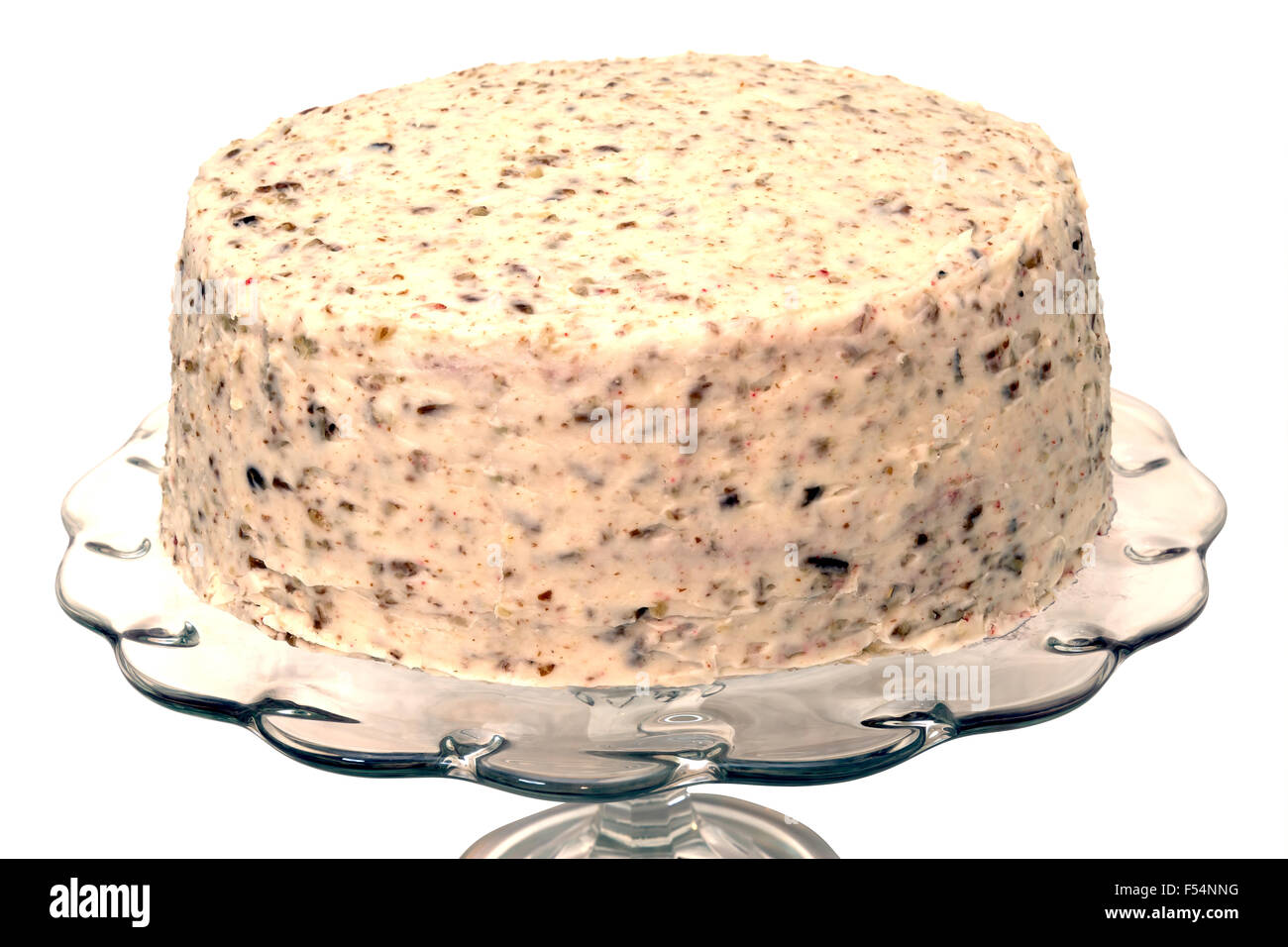 Gâteau de velours rouge isolé sur fond blanc avec chemin de détourage. Banque D'Images