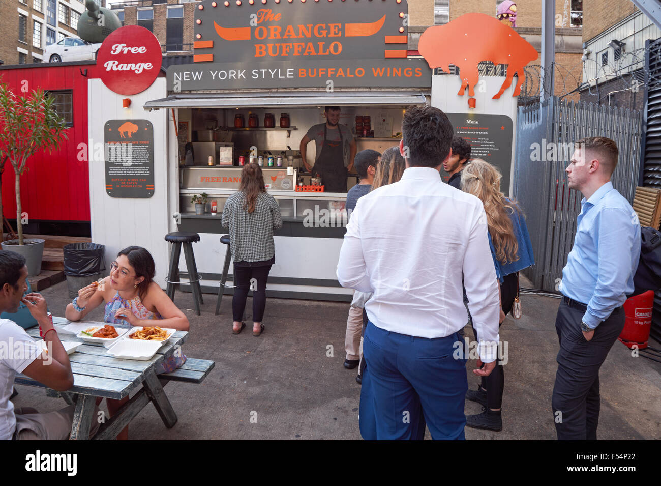 Les gens achètent des aliments en petits eatery à Shoreditch, London England Royaume-Uni UK Banque D'Images