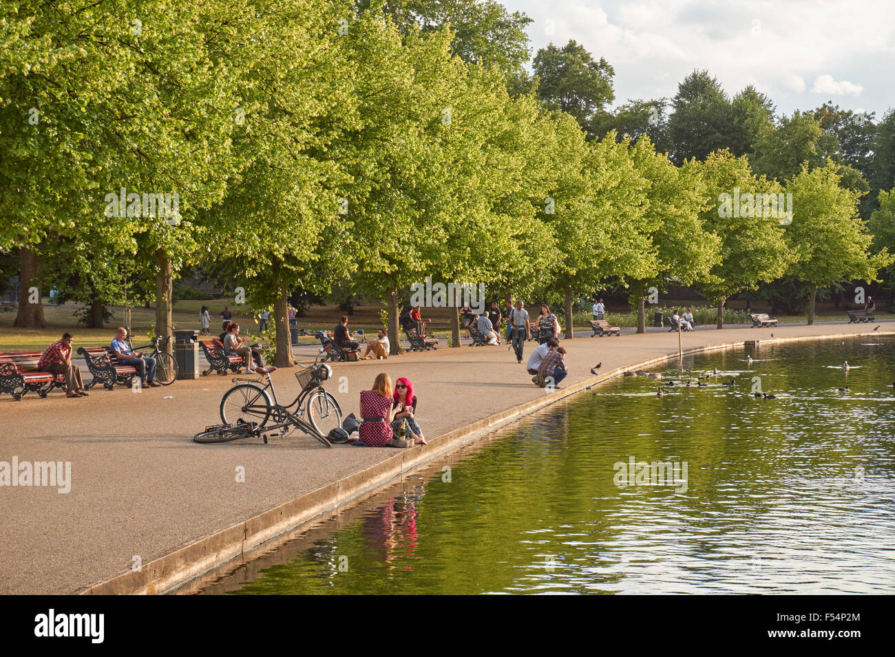 Les Londoniens bénéficiant d'après-midi chaud dans le parc Victoria, Londres Angleterre Royaume-Uni UK Banque D'Images