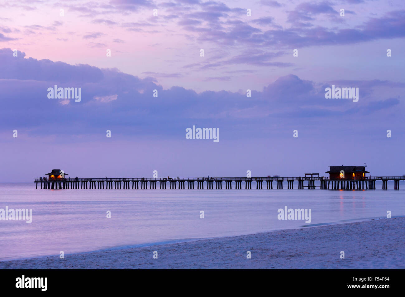 Coucher du soleil par le Moody jetée à Naples Beach en Floride, États-Unis d'Amérique Banque D'Images