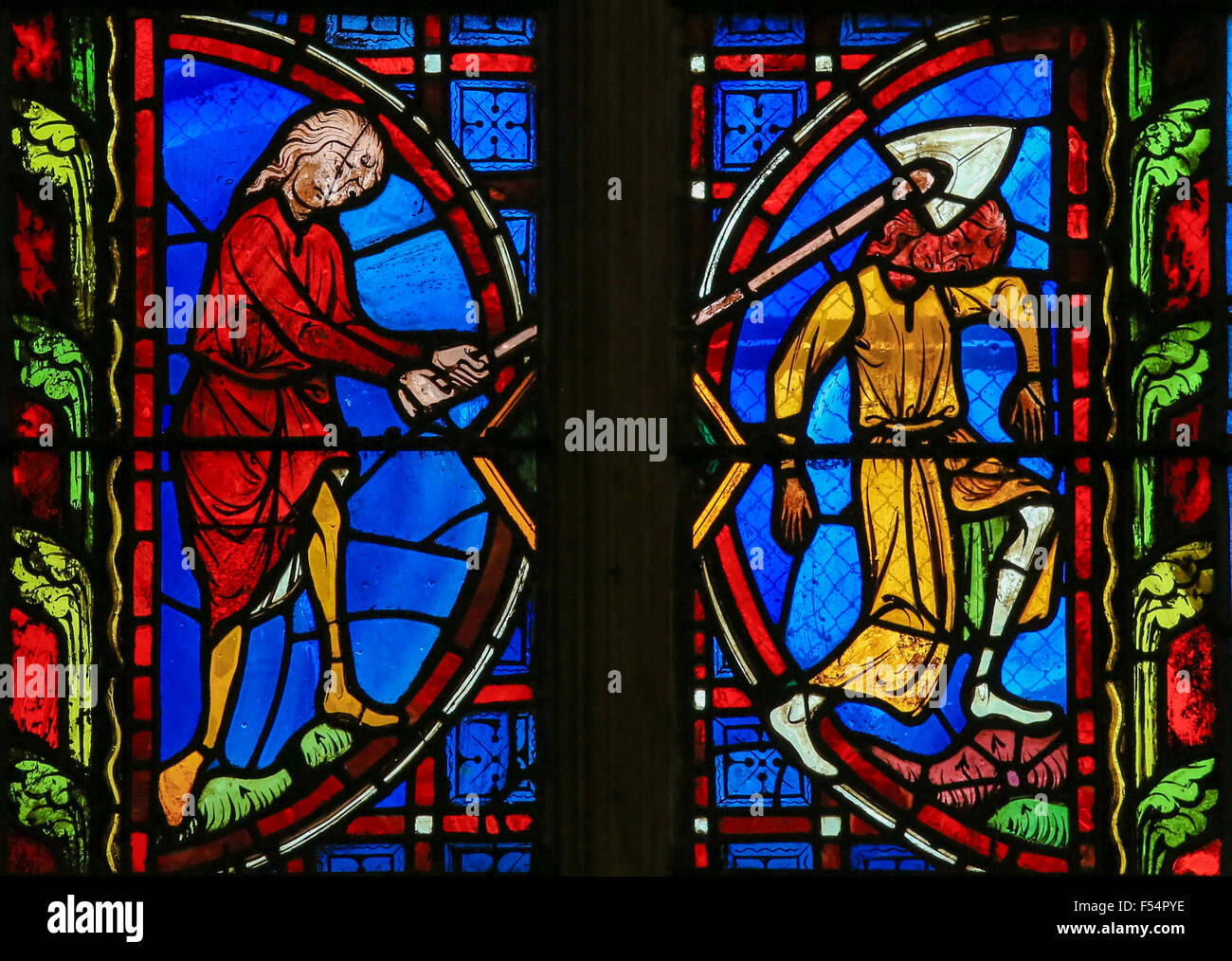 Vitrail Representant Une Personne Frapper Un Autre Avec Un Chat Dans La Cathedrale De Tours France Photo Stock Alamy