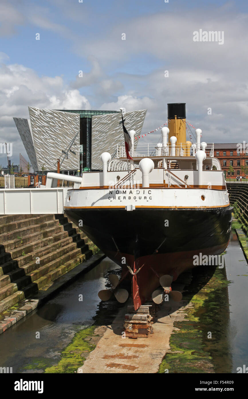 Le SS Nomadic à Hamilton, Dock avec le Titanic Belfast Centre des visiteurs à l'arrière-plan. Banque D'Images
