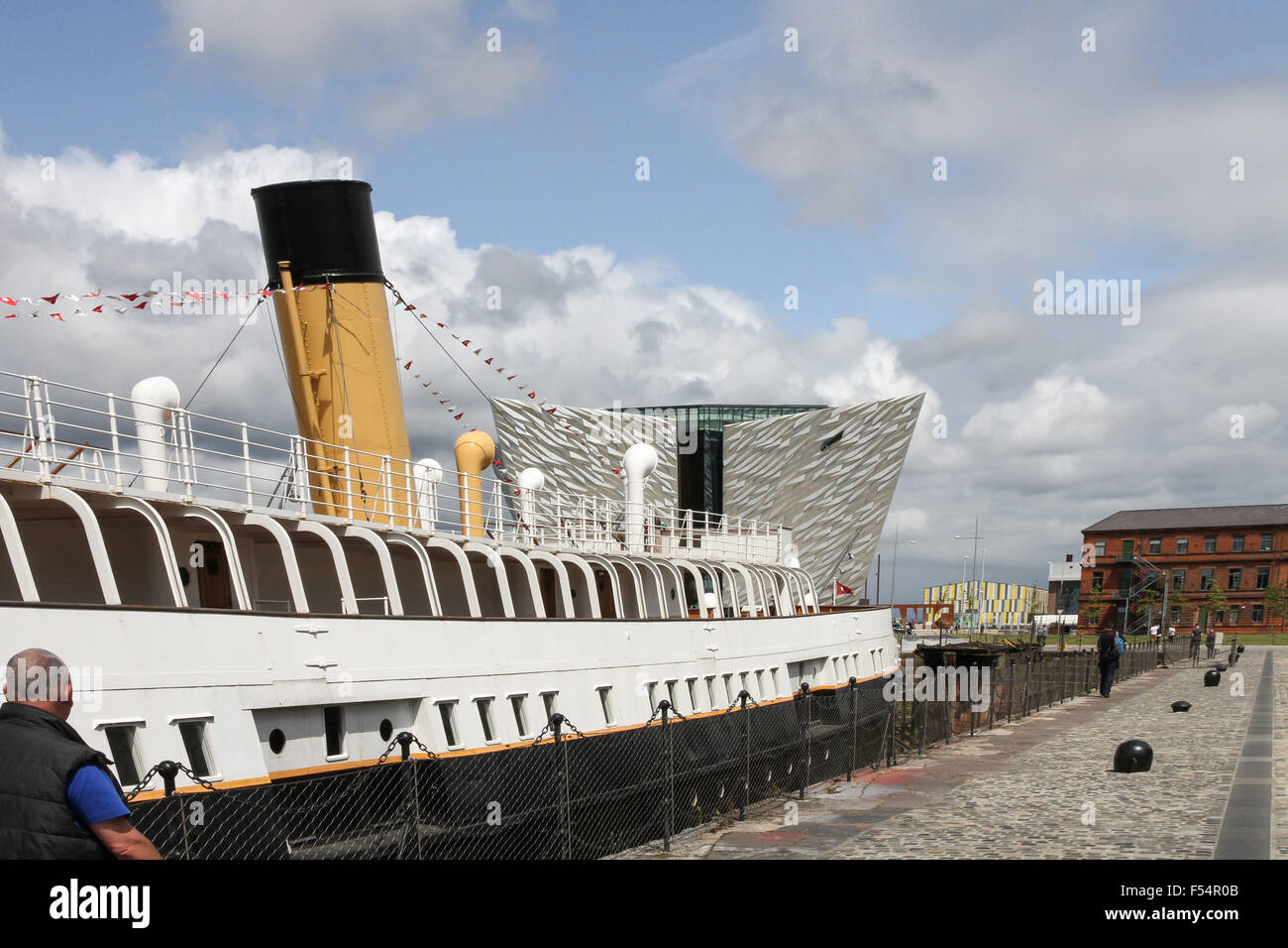 Le SS Nomadic à Hamilton, Dock avec le Titanic Belfast Centre des visiteurs à l'arrière-plan. Banque D'Images