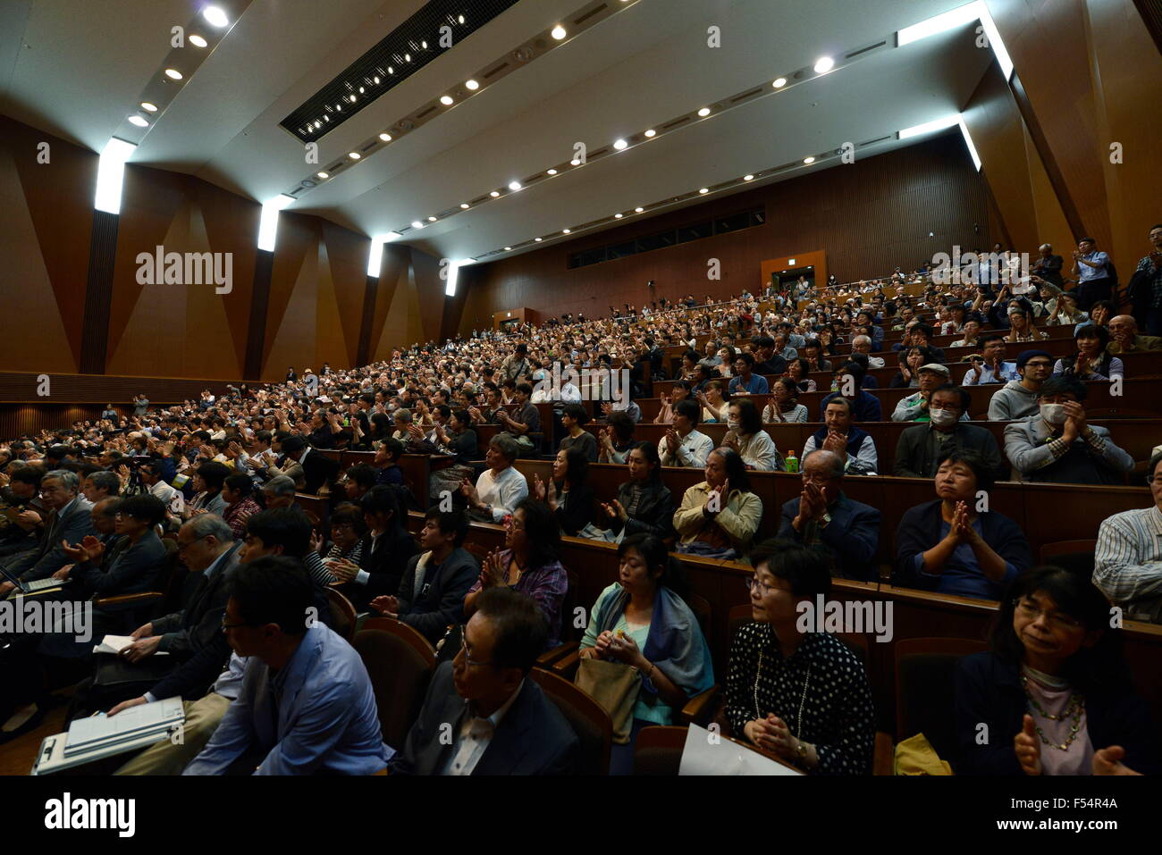 Les participants suivent le symposium intitulé 'le constitutionnalisme, la démocratie et le pacifisme à la croisée des chemins", à l'Hosei University de Tokyo, Japon, le 25 octobre 2015. Les élèves l'action d'urgence pour la démocratie libérale-s (SEALDs) et l'association de chercheurs opposés à la loi liés à la sécurité (ASOSB) coparrainé l'événement pour protester contre les nouvelles lois sur la sécurité adoptée le mois dernier par le parlement. © AFLO/Alamy Live News Banque D'Images