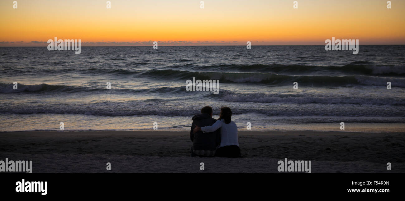 Jeune couple romantique en admirant le coucher du soleil sur l'île de Captiva en Floride, USA Banque D'Images