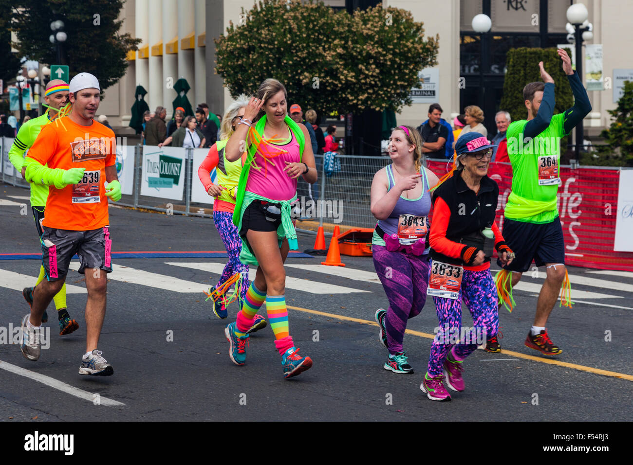 La finition de la famille victoria 2015 Demi-marathon avec une grand-mère de 80 ans dans le peloton de tête Banque D'Images