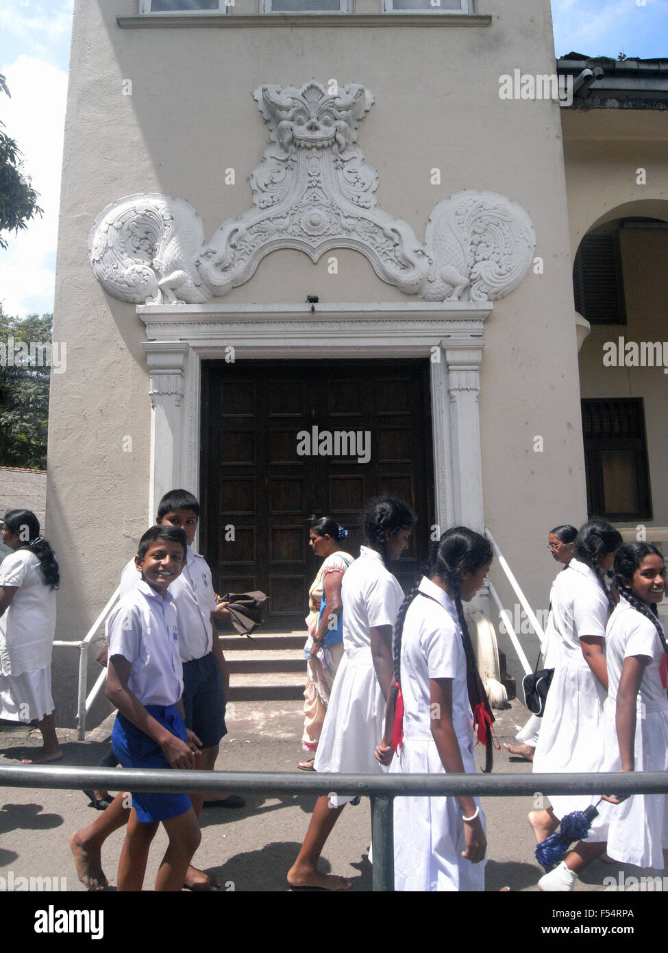 La marche des écoliers au Temple de la Dent à Kandy, Sri Lanka. Pas de monsieur Banque D'Images