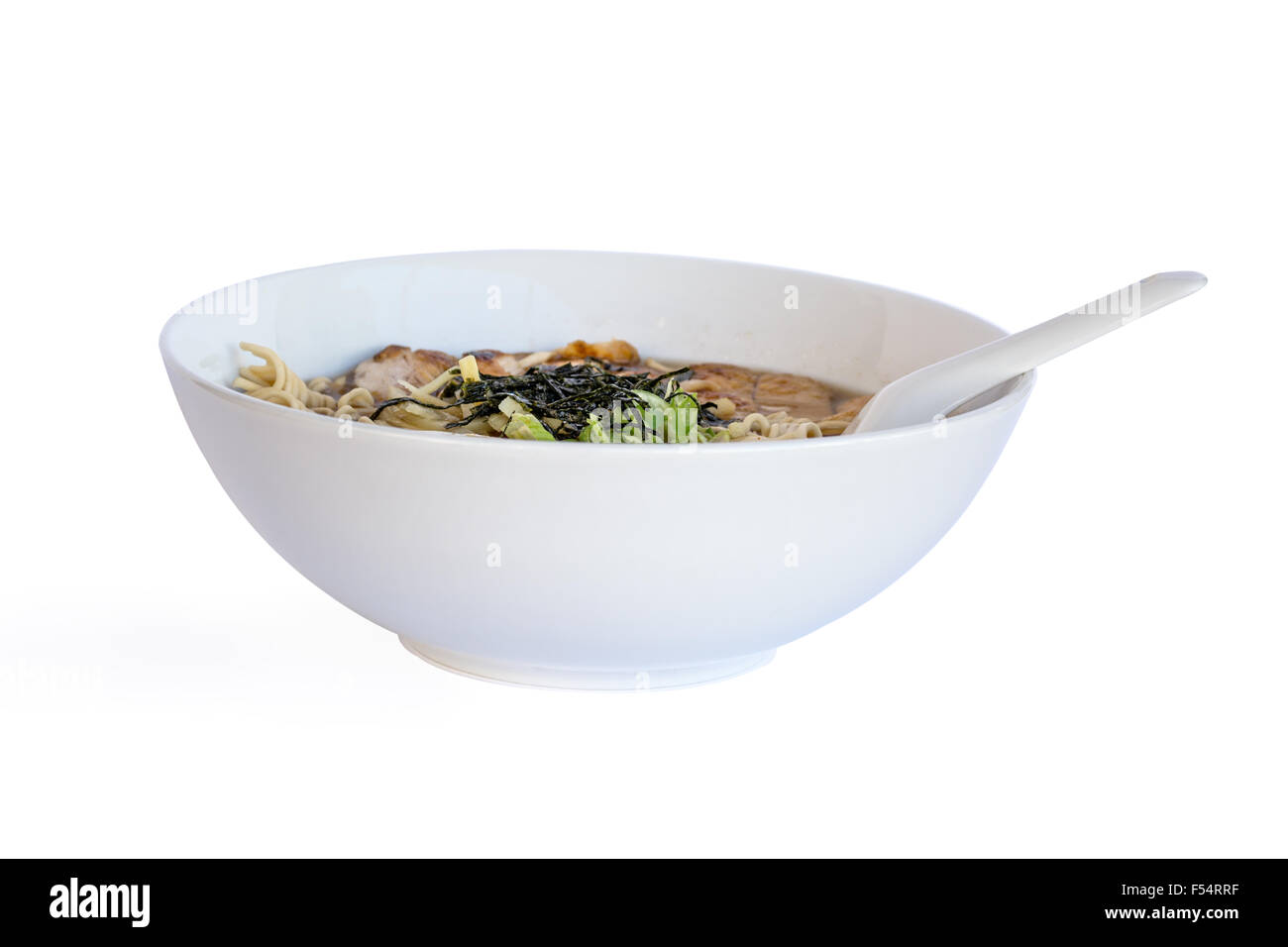 Assiette de soupe chinoise au poulet, nouilles, verts et de l'algue sur fond blanc Banque D'Images