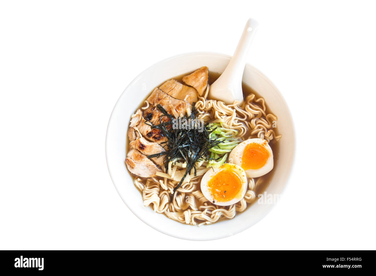 Assiette de soupe chinoise au poulet, œuf, nouilles, verts et de l'algue sur fond blanc Banque D'Images