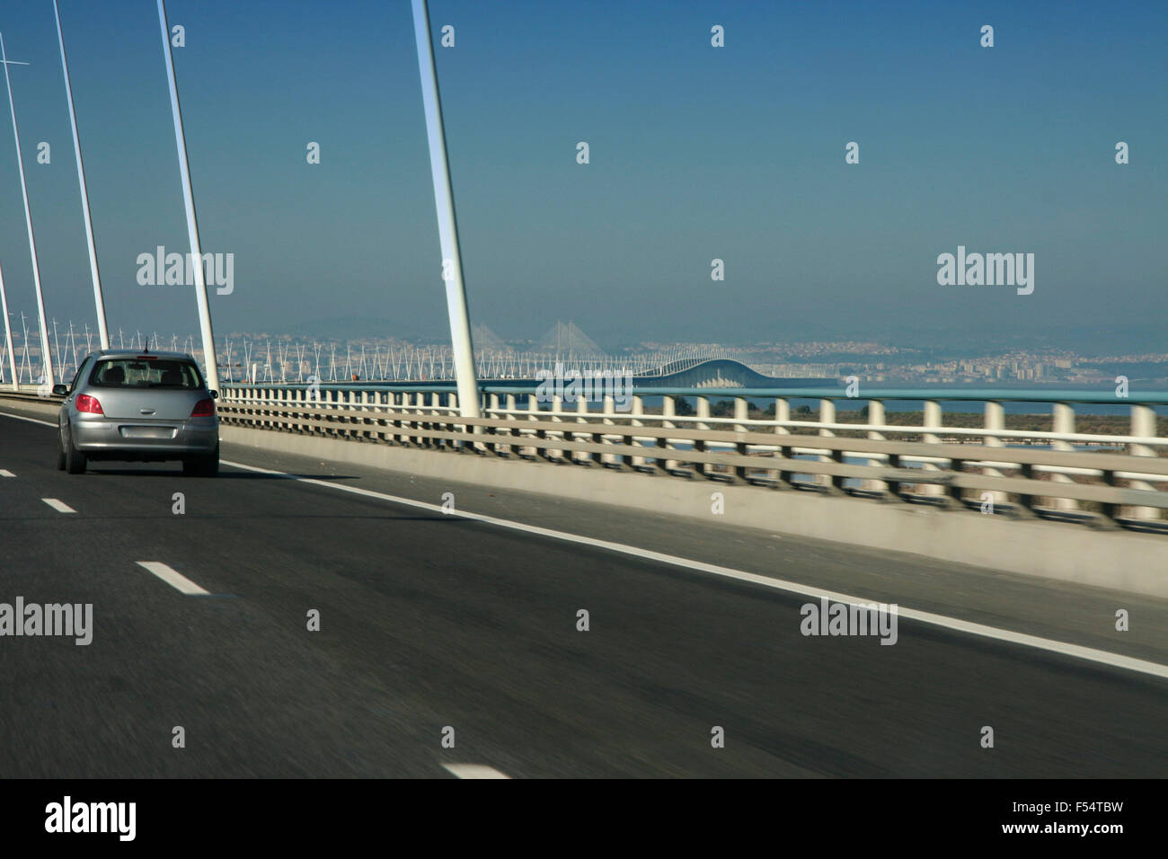 Location de voiture sur le pont Vasco da Gama, l'un le plus longtemps en Europe Banque D'Images