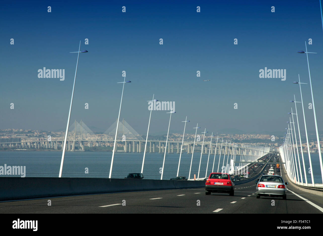 Location de voiture sur le pont Vasco da Gama, l'un le plus longtemps en Europe Banque D'Images