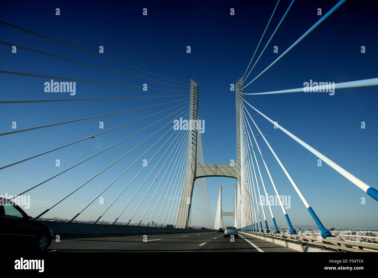 Location de voiture sur le pont Vasco da Gama, l'un le plus longtemps en Europe Banque D'Images