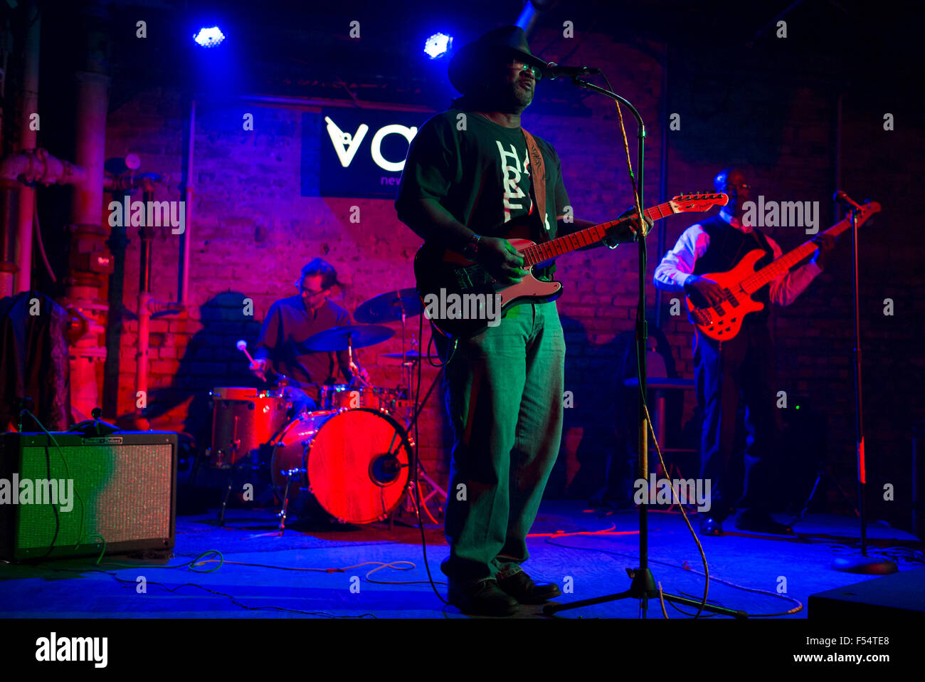 Guitariste Blues band batterie jouant Vaso live jazz club, Decatur Français Street, Marigny, French Quarter New Orleans USA Banque D'Images