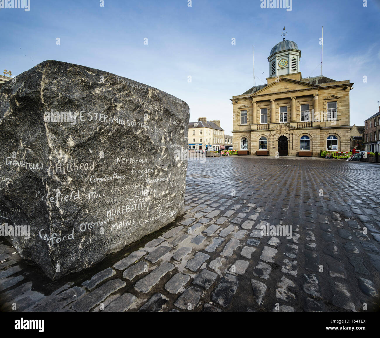 Kelso Square en Ecosse, avec galets géant de la sculpture sur pierre a marqué avec des noms de villages et fermes locales Banque D'Images