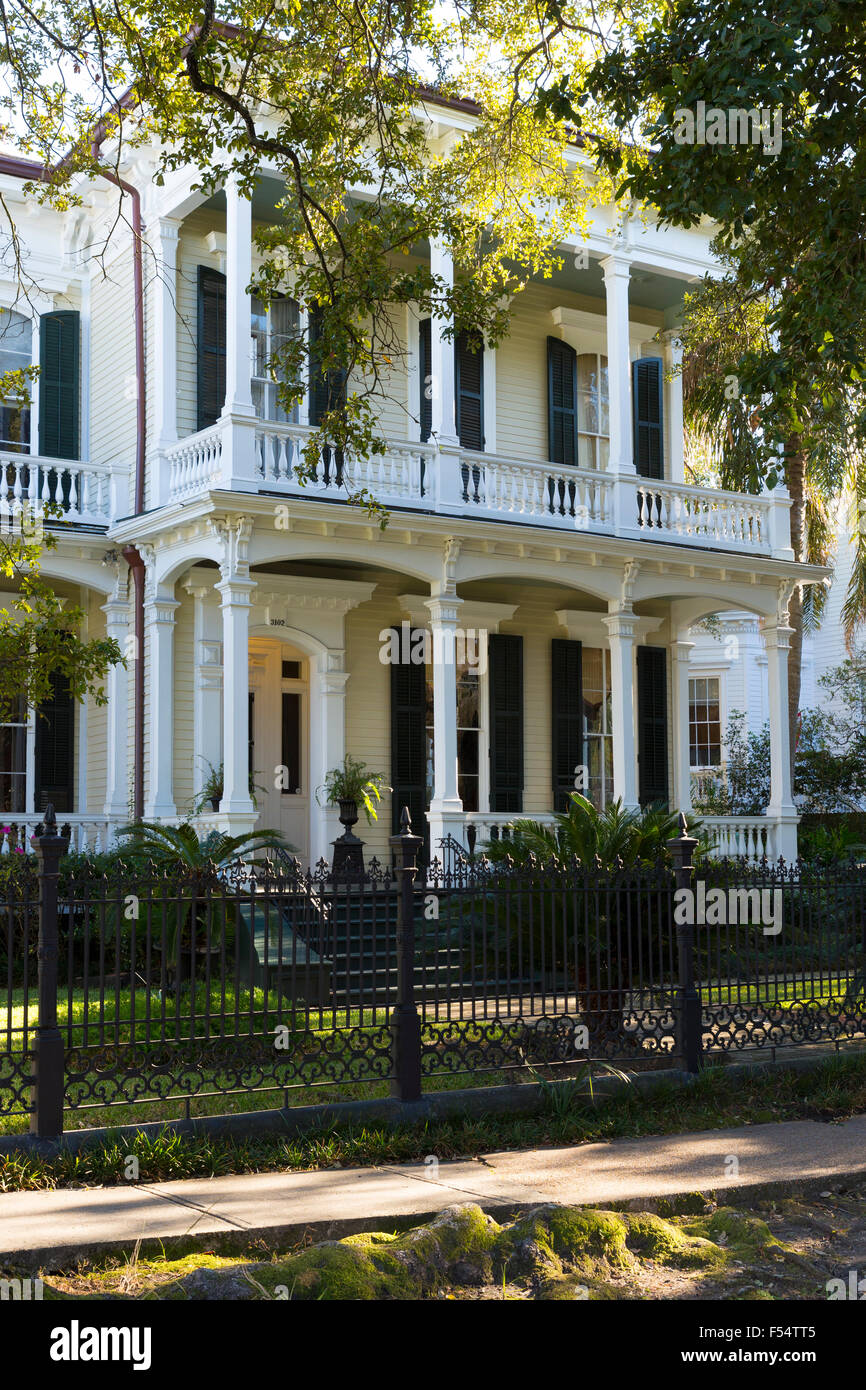 Clin néo-classique avec lit grand house gallery et de colonnes dans le  Garden District, New Orleans, USA Photo Stock - Alamy