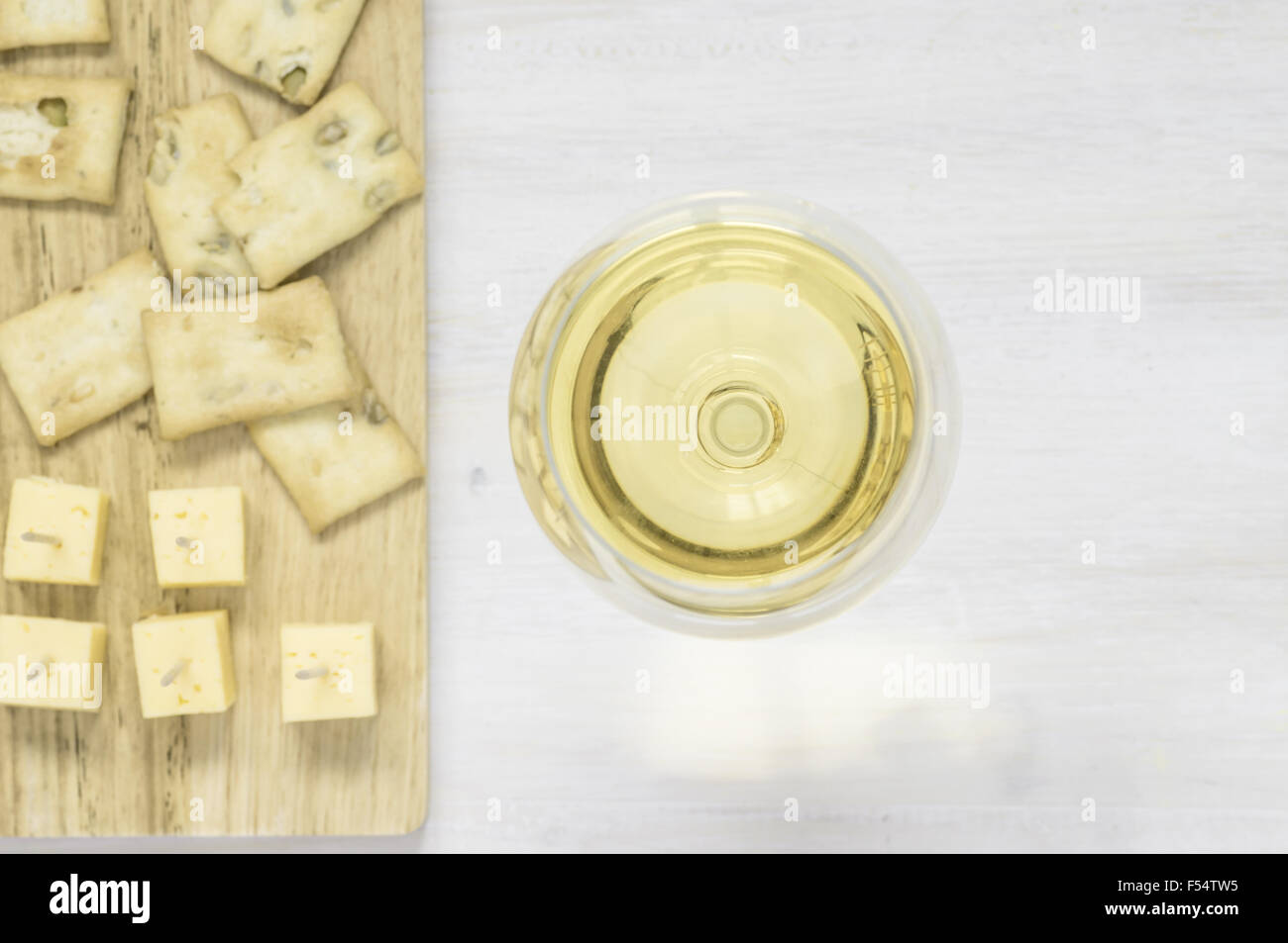 Vin blanc avec du fromage et des collations vue supérieure Banque D'Images