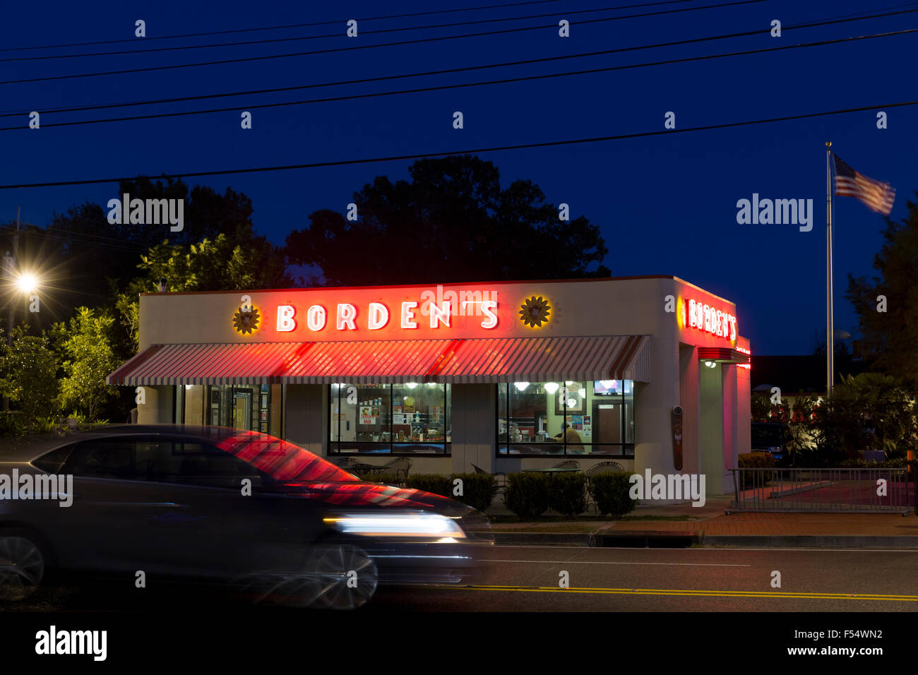 Borden's ice cream parlour typique avec des Stars and Stripes flag dans la nuit dans Layfayette, Louisiane, Etats-Unis Banque D'Images