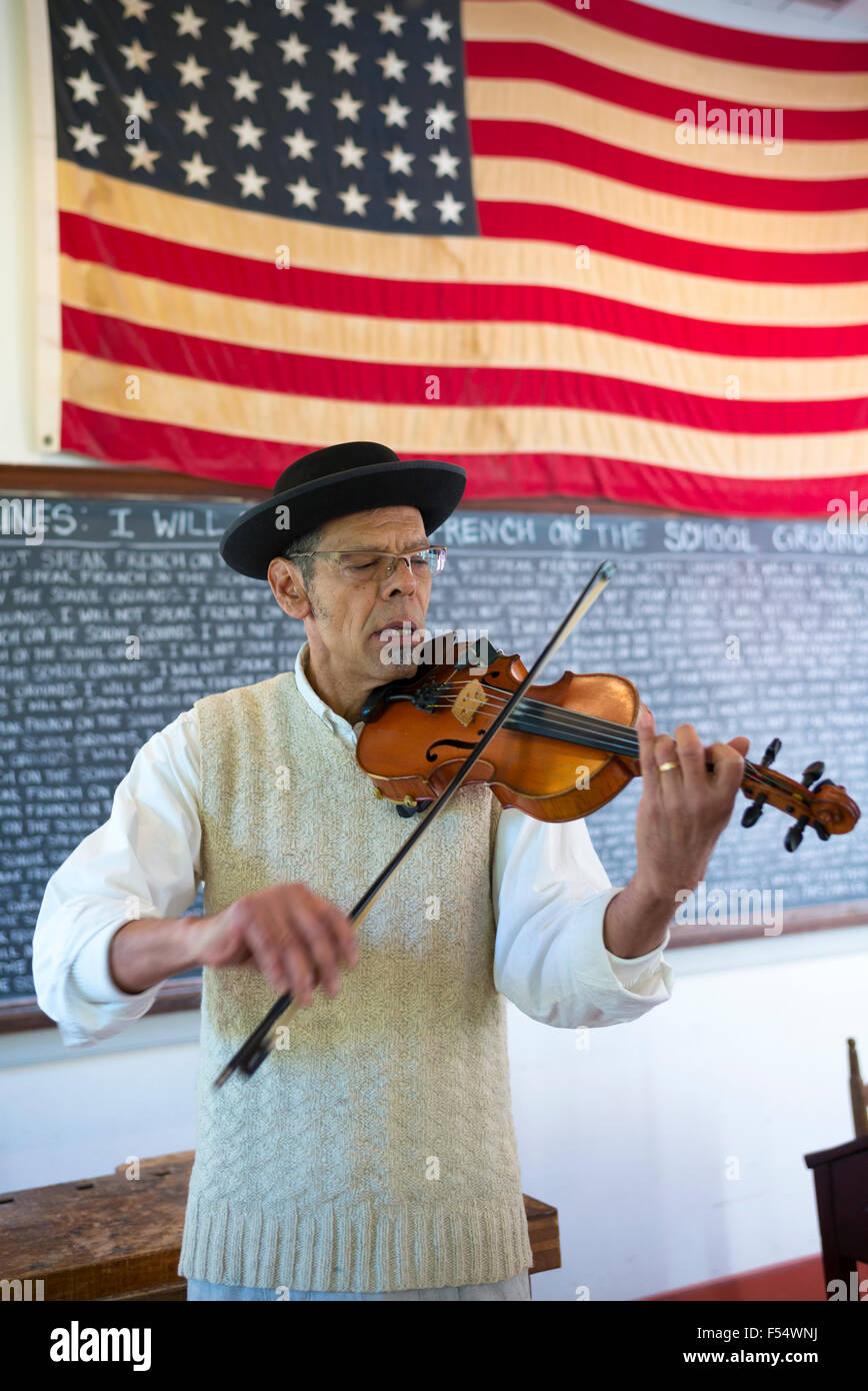 Violoniste à jouer du violon à Vermillonville l'histoire Musée des Acadiens, créole, les cultures autochtones d'Amérique, Lafayette, Louisiane, USA Banque D'Images