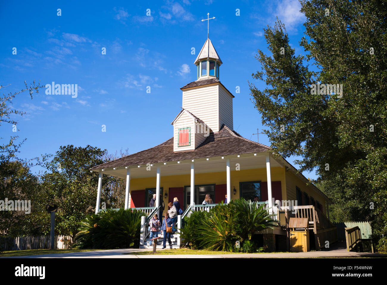 Les touristes à l'Église à Vermillonville living history museum de Cajun (acadienne), créole et la culture amérindienne, la Louisiane USA Banque D'Images