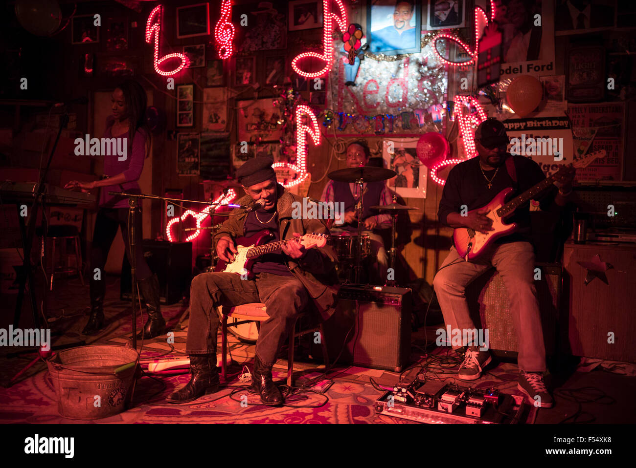 Blues band, guitariste, batterie, chant en performance live sur scène au Red's Lounge Club de Blues de Clarksdale, Mississippi, États-Unis Banque D'Images