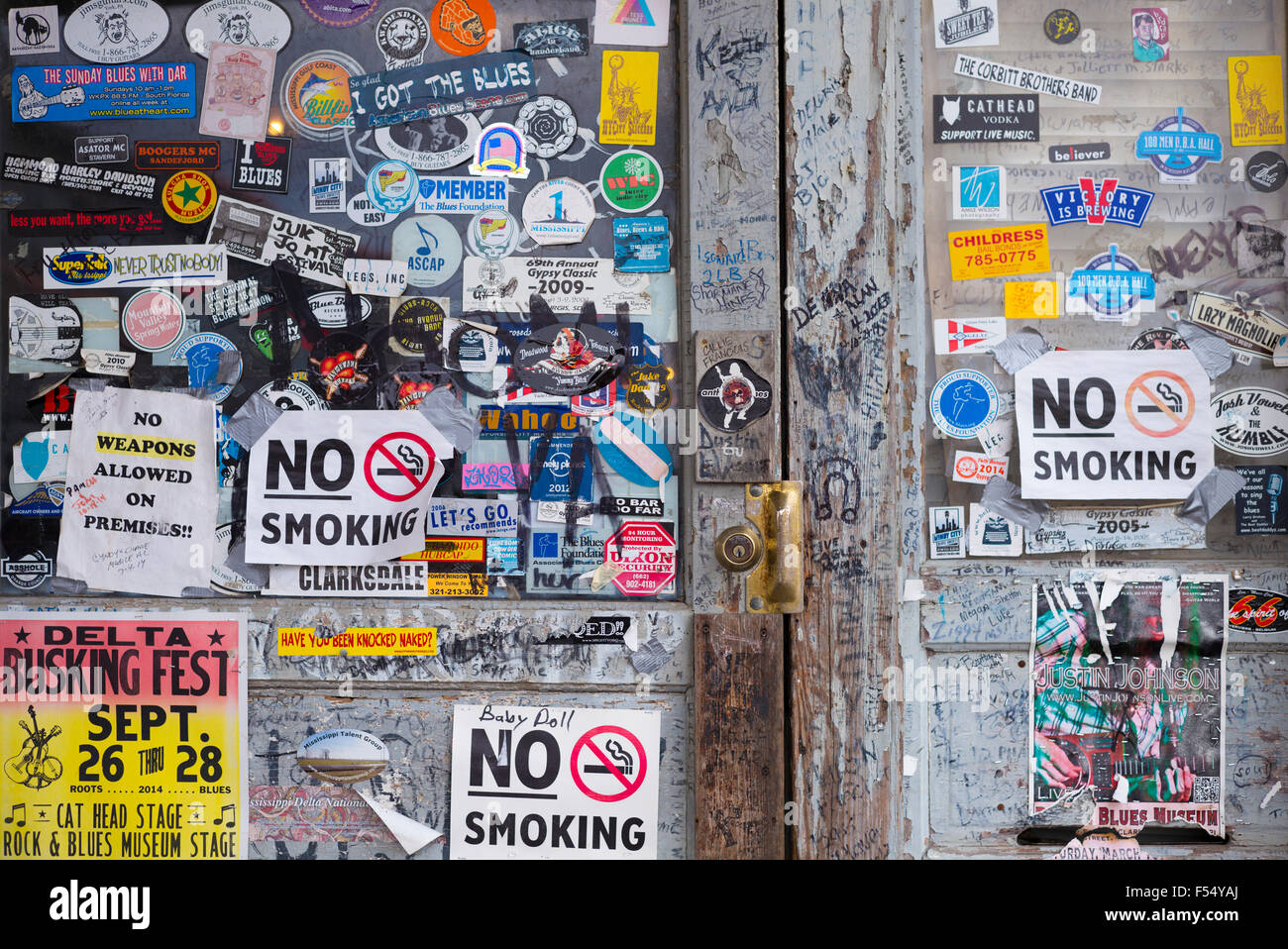 Autocollants et No Smoking Pas de signes d'armes sur la porte à Morgan Freeman's Ground Zero Blues Club à Clarksdale, Mississippi, USA Banque D'Images