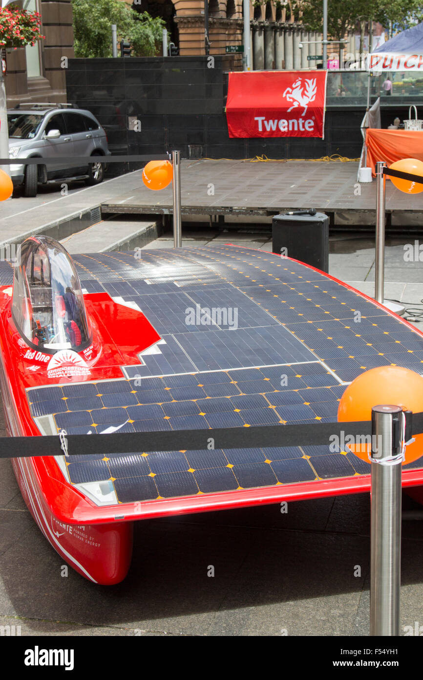 Sydney, Australie. 28 Oct, 2015. Voitures néerlandaise Nuon Nuna 8 et l'équipe Twente ( photo) terminent 1e et 2e dans l'éprouvante course World Solar Challenge 3000km course entre Darwin et Adélaïde, les Pays-Bas consulat général présente la voiture à Martin Place Sydney comme exemple d'innovation Néerlandais Holland. Banque D'Images