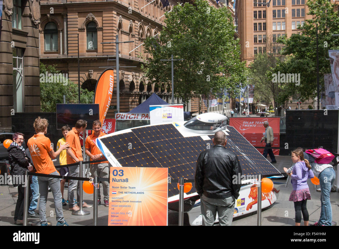 Sydney, Australie. 28 Oct, 2015. Voitures néerlandaise Nuon Solar Team et Twente terminent 1e et 2e dans l'éprouvante course de 3000km de course entre Banque D'Images