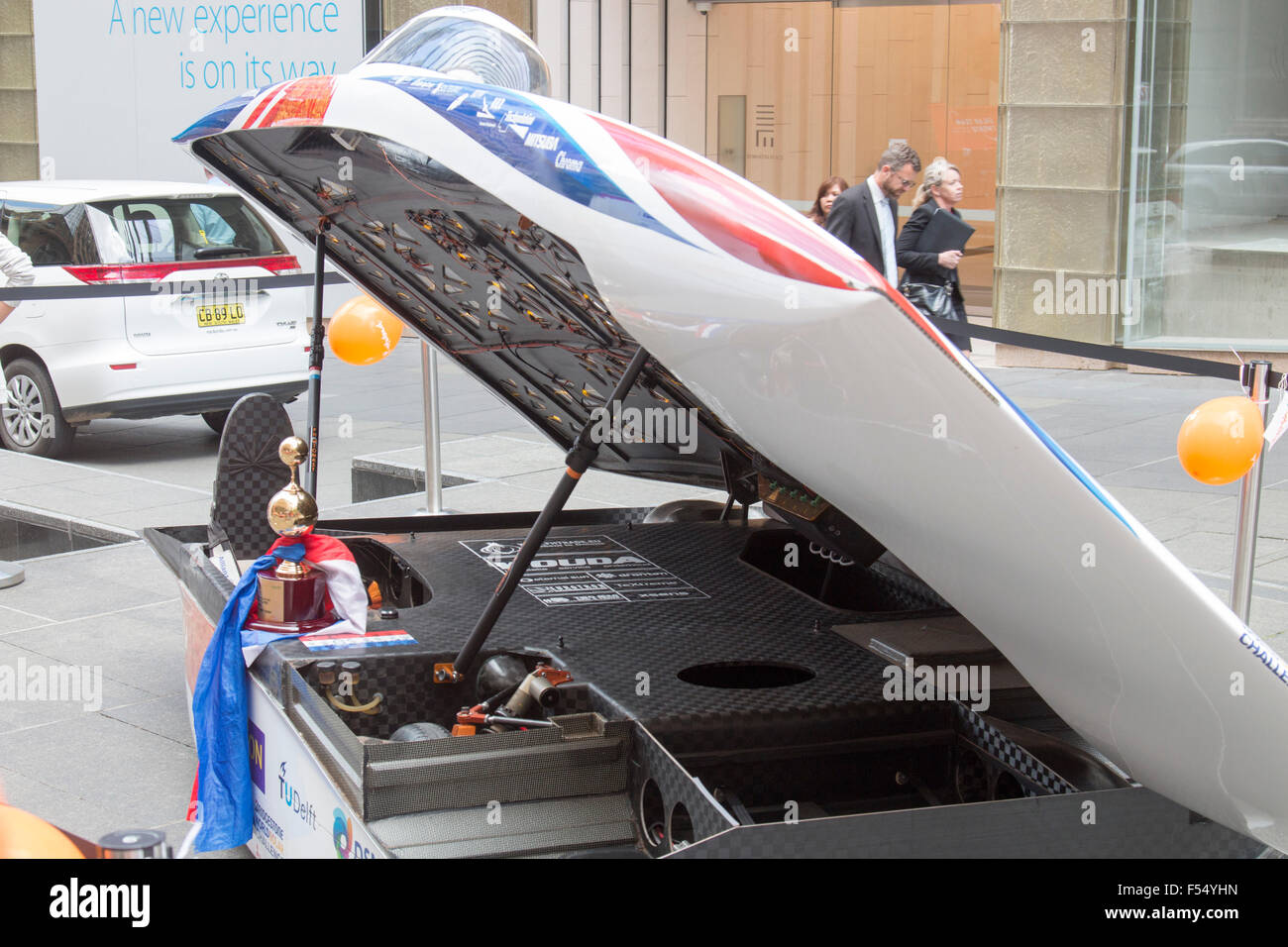 Sydney, Australie. 28 Oct, 2015. Voitures néerlandaise Nuon Solar Team et Twente terminent 1e et 2e dans l'éprouvante course de 3000km de course entre Banque D'Images