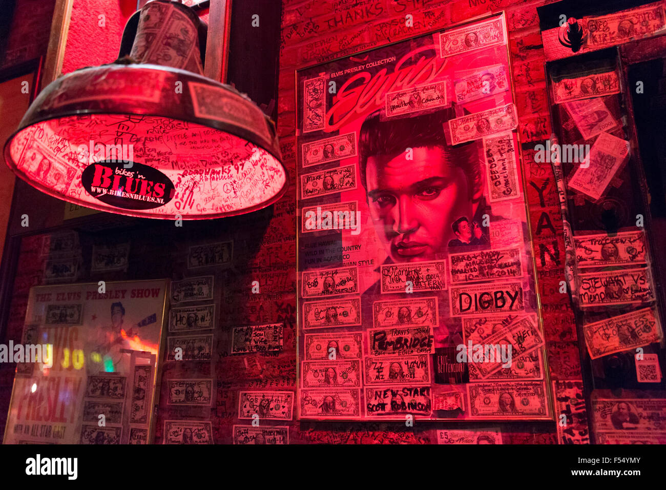 Elvis Presley iconique et souvenirs signé dollar bills in club à Beale Street célèbre pour le Rock and Roll et du Blues, Memphis Banque D'Images Elvis Presley iconique et souvenirs signé dollar bills in club à Beale Street célèbre pour le Rock and Roll et du Blues, Memphis Banque D'Images