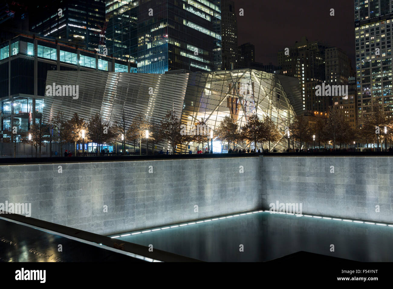 One World Trade Center site complexe avec le Musée et Mémorial du 11 septembre piscine illuminée du Nord à New York, USA Banque D'Images