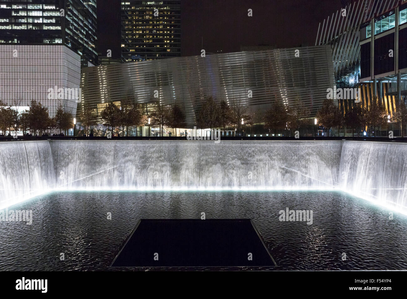 One World Trade Center site complexe avec le Musée et Mémorial du 11 septembre piscine illuminée du Sud à New York, USA Banque D'Images