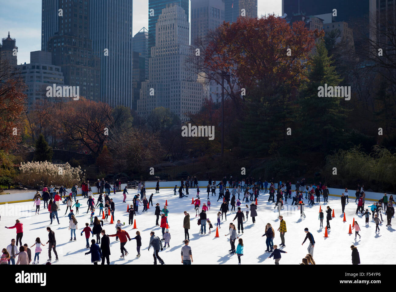 Scène d'hiver de New Yorkais, Keen patineurs, le patinage sur glace à la patinoire Wollman Memorial dans Central Park, New York, USA Banque D'Images