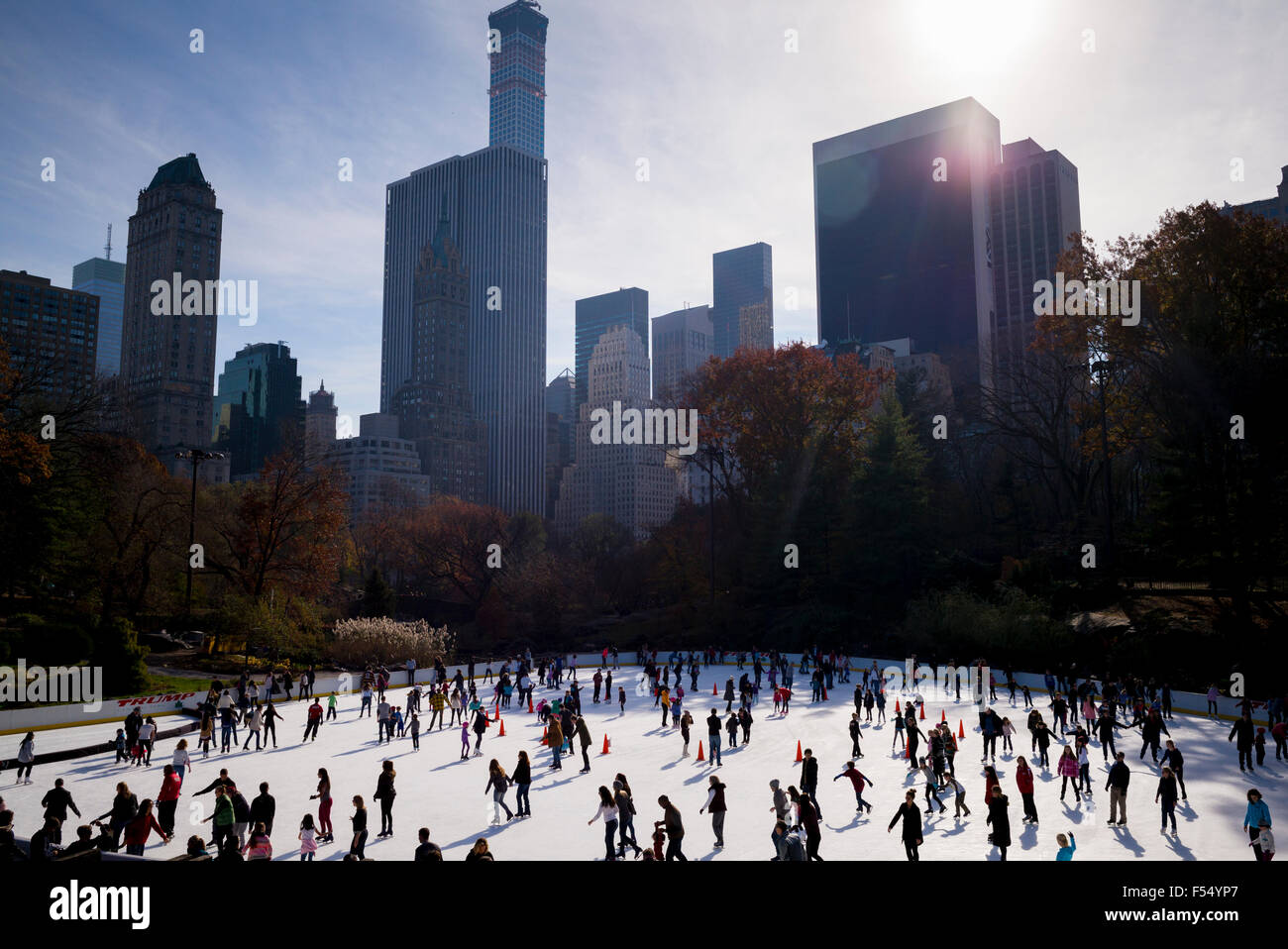 Scène d'hiver de New Yorkais, Keen patineurs, le patinage sur glace à la patinoire Wollman Memorial dans Central Park, New York, USA Banque D'Images