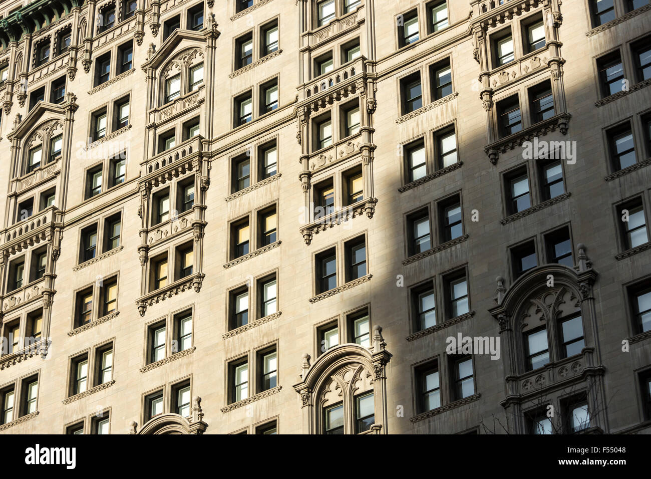 Architecture traditionnelle de Trinity s'appuyant sur Broadway à New York, USA Banque D'Images
