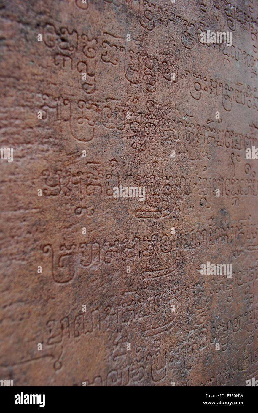 Close up de l'écriture khmère à Prasat Kravan temple à Angkor à Siem Reap, Cambodge. Banque D'Images